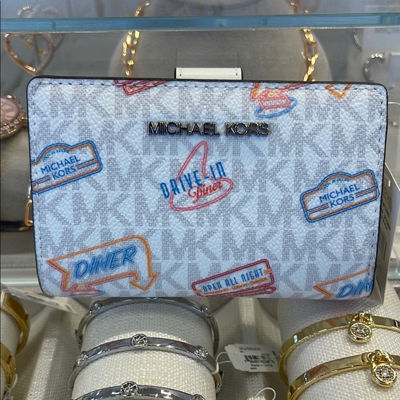 Michael Kors Jet Set Travel Md Printed Signature Logo Bi-Fold Wallet
Optic White - Picture 1 of 16